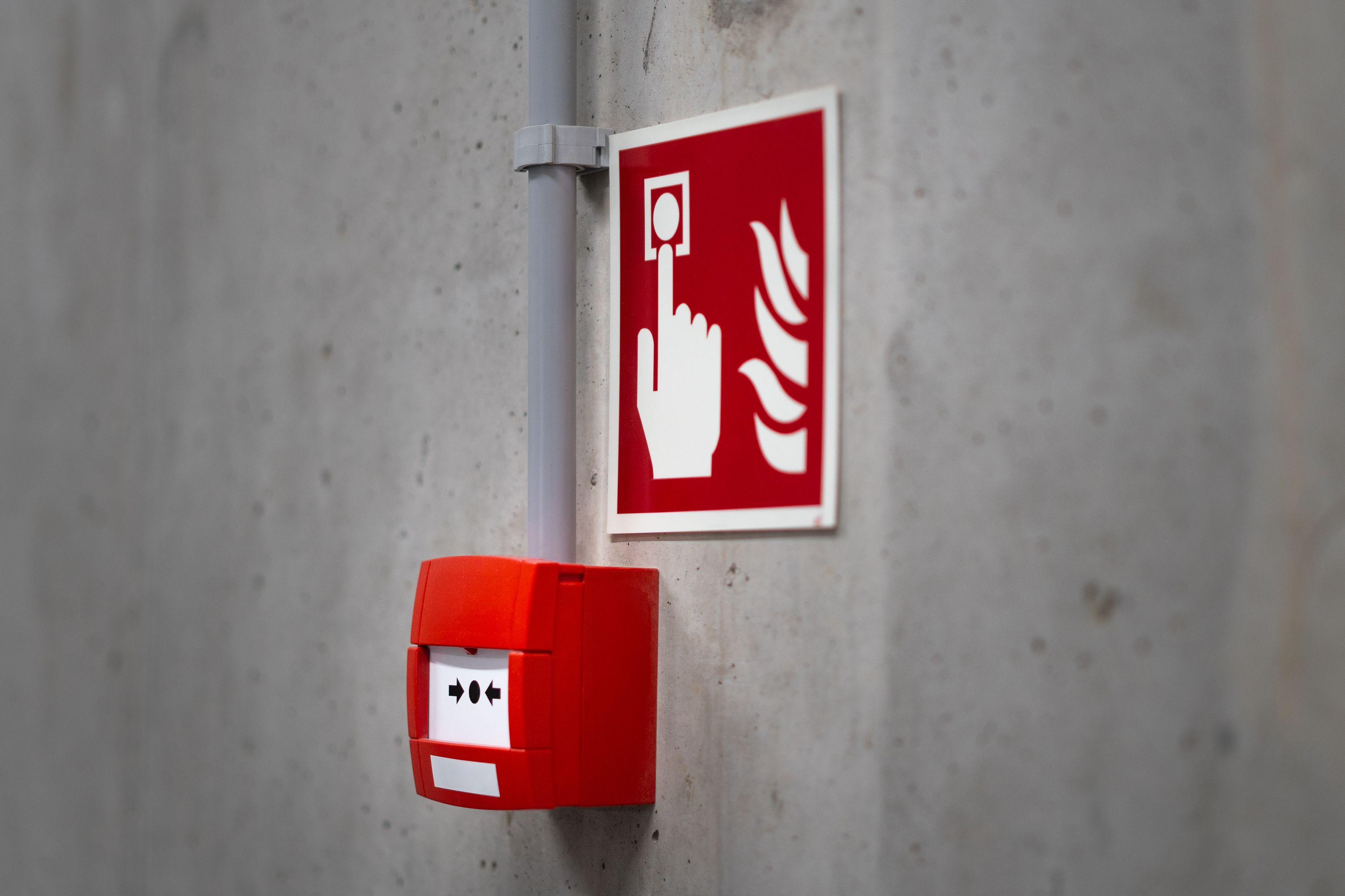 Monteur bij een brandmeldcentrale