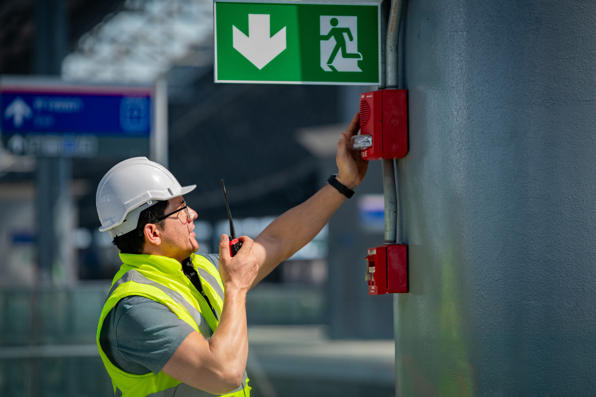 Inspecteur controleert brandmeldinstallatie